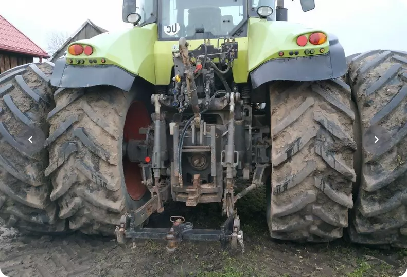 Project Image LT0000027, Loan backed with John Deere combine harvester and Claas tractor
