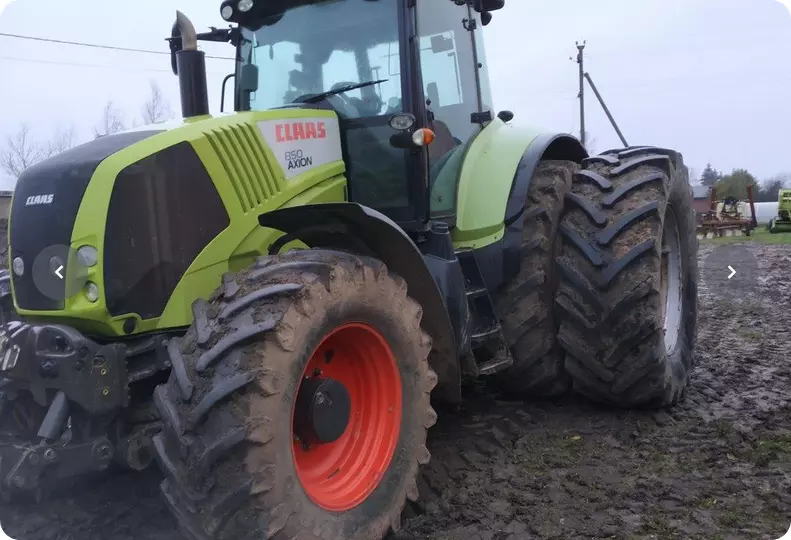 Project Image LT0000027, Loan backed with John Deere combine harvester and Claas tractor