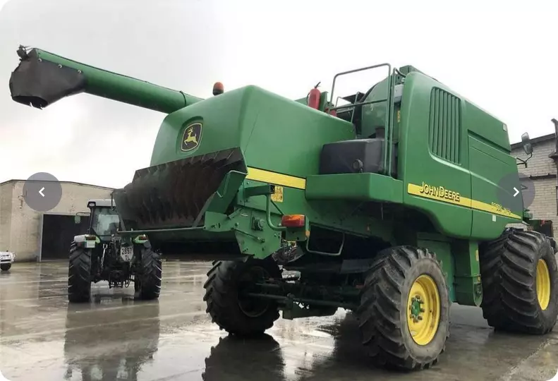 Project Image LT0000027, Loan backed with John Deere combine harvester and Claas tractor